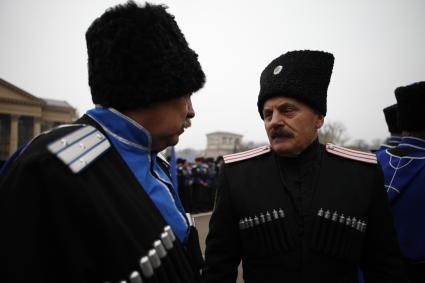 В Ставрополе на площади Ленина состоялся строевой смотр казаков Ставропольского казачьего округа Терского казачьего войска. На снимке: казаки.