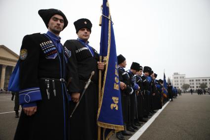 В Ставрополе на площади Ленина состоялся строевой смотр казаков Ставропольского казачьего округа Терского казачьего войска. На снимке: строй казаков на площади.