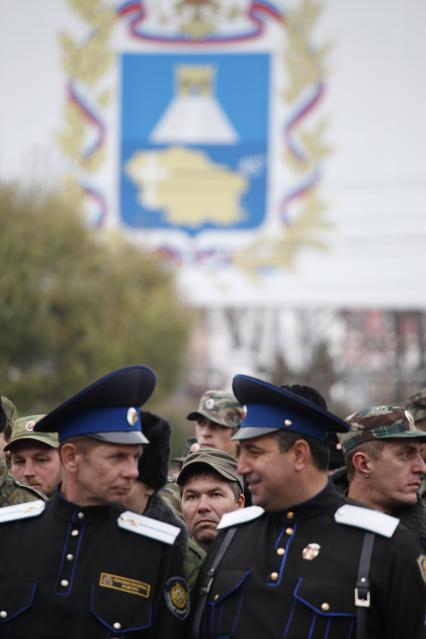 В Ставрополе на площади Ленина состоялся строевой смотр казаков Ставропольского казачьего округа Терского казачьего войска. На снимке: казаки на фоне герба Ставропольского края.