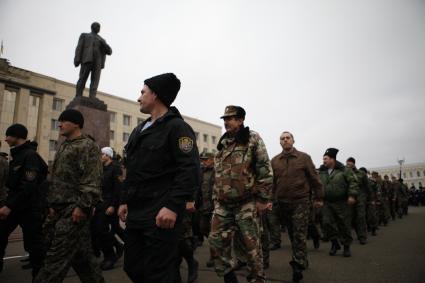 В Ставрополе на площади Ленина состоялся строевой смотр казаков Ставропольского казачьего округа Терского казачьего войска. На снимке: казаки маршируют.