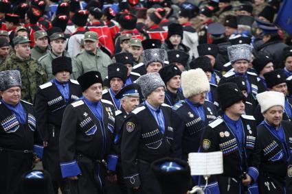 В Ставрополе на площади Ленина состоялся строевой смотр казаков Ставропольского казачьего округа Терского казачьего войска. На снимке: строй казаков.