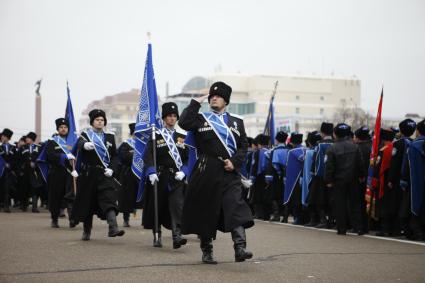 В Ставрополе на площади Ленина состоялся строевой смотр казаков Ставропольского казачьего округа Терского казачьего войска. На снимке: казаки маршируют.