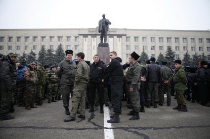 В Ставрополе на площади Ленина состоялся строевой смотр казаков Ставропольского казачьего округа Терского казачьего войска. На снимке: казаки на фоне памятника В.И. Ленину.