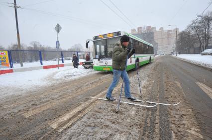 Мужчина на лыжах