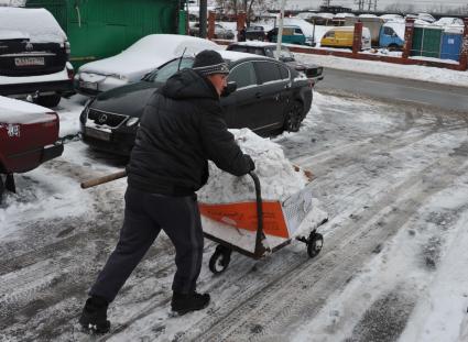 Уборка снега в городе