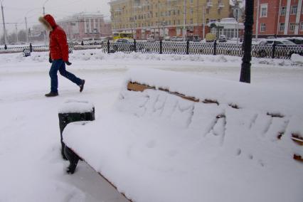 Скамейка укрытая снегом с надписью: `Зима!!!`.