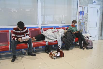 Пассажиры в ожидании своего рейса в аэропорту Барнаула.