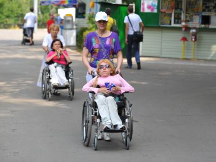 Парк `Останкино` На снимке: женщины на инвалидных колясках