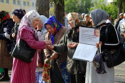 Празднование исламского праздника Ураза-байрам в Уфе. На снимке: женщина подает милостыню.