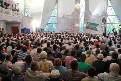 Празднование исламского праздника ураза-байрам в уфимской мечети `Ляля тюльпан`.