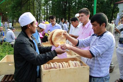 Празднование исламского праздника Ураза-байрам в Уфе. На снимке: продажа хлеба.