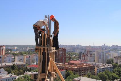 Строители за работой на стройка в Уфе.