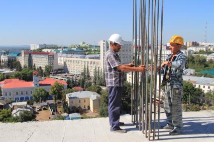 Строители за работой на стройка в Уфе.