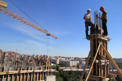 Строители за работой на стройка в Уфе.