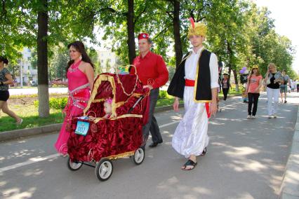 Парад детских колясок в Уфе. На снимке: родители с ребенком в детской коляске стилизованной под мотивы восточных сказок.