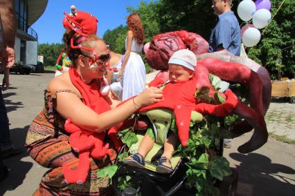 Парад детских колясок в Уфе. На снимке: мамаша рядом с ребенком в детской коляске.