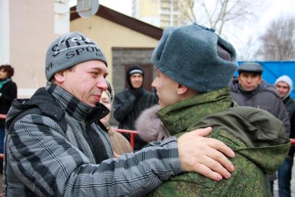 Отец провожает сына в армию.