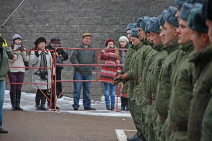 Призывники перед отправкой на улице.