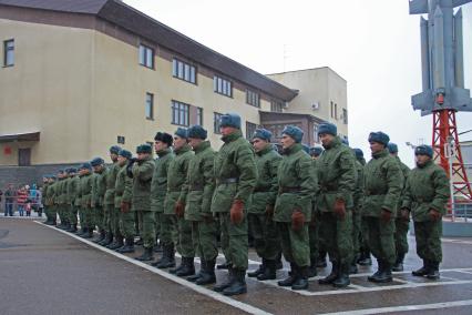 Призывники перед отправкой на улице.