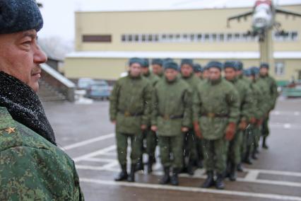 Призывники перед отправкой на улице.