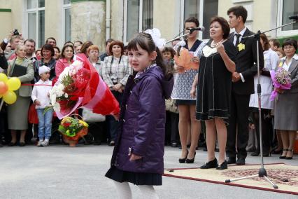 Первоклассники на утренней линейке первого сентября в Уфе.