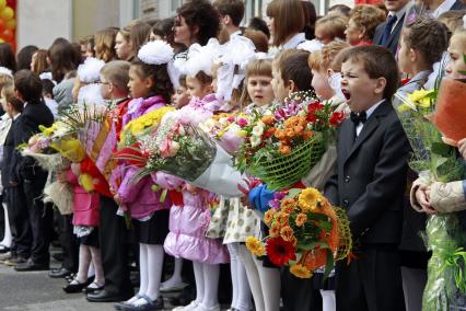 Первоклассники на утренней линейке первого сентября в Уфе.