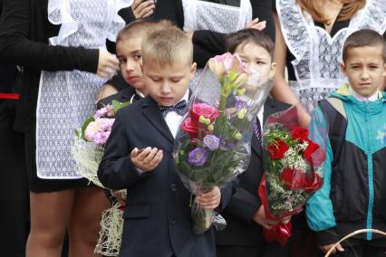 Первоклассники на утренней линейке первого сентября в Уфе.