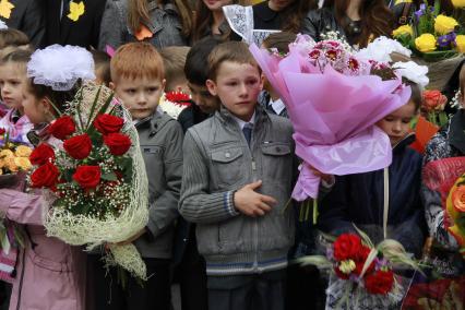 Первоклассники на утренней линейке первого сентября в Уфе.