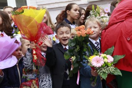 Первоклассники на утренней линейке первого сентября в Уфе.