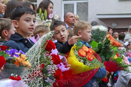 Первоклассники на утренней линейке первого сентября в Уфе.