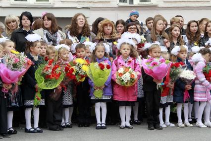 Первоклассники на утренней линейке первого сентября в Уфе.