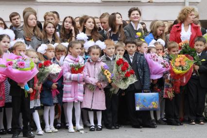 Первоклассники на утренней линейке первого сентября в Уфе.