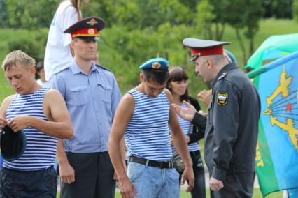 День ВДВ в Уфе. Полицейский разговаривает десантником.