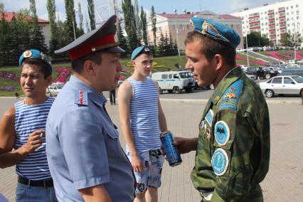 День ВДВ в Уфе. ВДВшники разговаривают с полицейским.