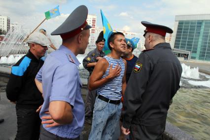 День ВДВ в Уфе. ВДВшники разговаривают с полицейским.