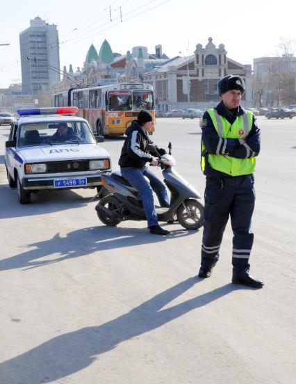 Сотрудник ДПС на посту.