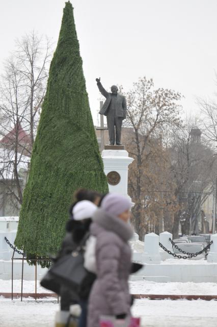 Елка в городе Оренбурге, рядом стоит памятник В. И. Ленину.