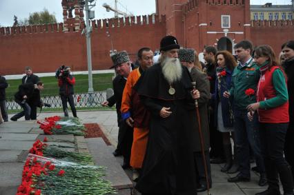 Красная площадь. Церемония возложения цветов к памятнику Кузьме Минину и Дмитрию Пожарскому в День народного единства.