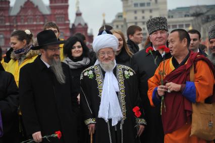 Красная площадь. Церемония возложения цветов к памятнику Кузьме Минину и Дмитрию Пожарскому в День народного единства. На снимке: главный раввин России Берл Лазар, верховный муфтий, председатель Центрального духовного управления мусульман России Талгат Таджуддин и глава Буддийской традиционной сангхи России Дамба Аюшеев (слева направо на первом плане)