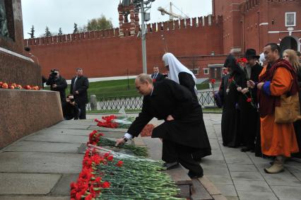 Красная площадь. Церемония возложения цветов к памятнику Кузьме Минину и Дмитрию Пожарскому в День народного единства. На снимке: президент России Владимир Путин.