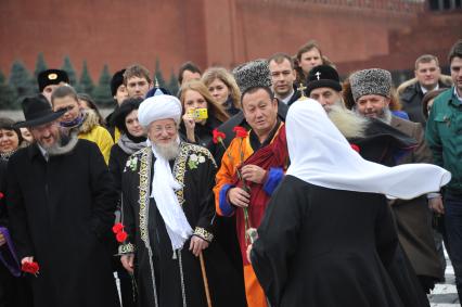 Красная площадь. Церемония возложения цветов к памятнику Кузьме Минину и Дмитрию Пожарскому в День народного единства. На снимке:  главный раввин России Берл Лазар, верховный муфтий, председатель Центрального духовного управления мусульман России Талгат Таджуддин и глава Буддийской традиционной сангхи России Дамба Аюшеев (слева направо на первом плане)