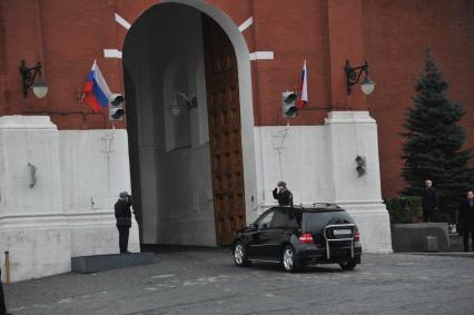 Автомобиль Mercedes-Benz въезжает в Кремлевские ворота.