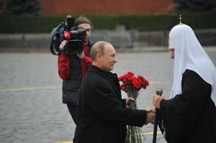 Красная площадь. Церемония возложения цветов к памятнику Кузьме Минину и Дмитрию Пожарскому в День народного единства. На снимке: президент России Владимир Путин и патриарх Московский и всея Руси Кирилл (слева направо).