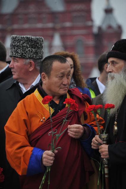 Красная площадь. Церемония возложения цветов к памятнику Кузьме Минину и Дмитрию Пожарскому в День народного единства. На снимке: глава Буддийской традиционной сангхи России Дамба Аюшеев (в центре)