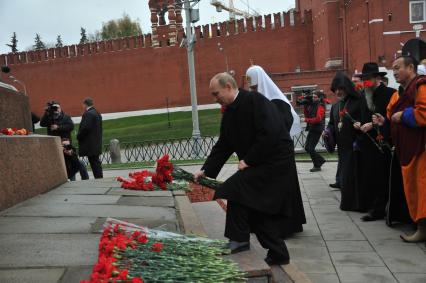 Красная площадь. Церемония возложения цветов к памятнику Кузьме Минину и Дмитрию Пожарскому в День народного единства. На снимке: президент России Владимир Путин.