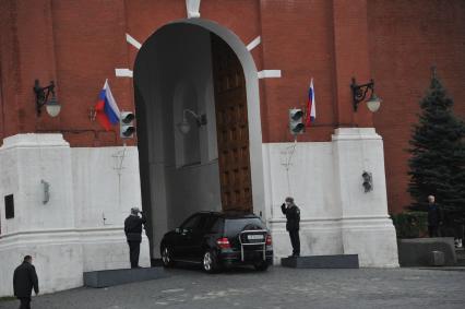 Автомобиль Mercedes-Benz въезжает в Кремлевские ворота.