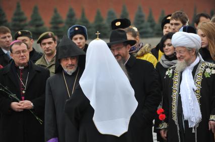 Красная площадь. Церемония возложения цветов к памятнику Кузьме Минину и Дмитрию Пожарскому в День народного единства. На снимке: архиепископ, ординарий Римско-католической архиепархии Божией Матери в Москве Паоло , глава Ново-Нахичеванской и Российской епархии Армянской апостольской церкви Езрас, главный раввин России Берл Лазар, верховный муфтий, председатель Центрального духовного управления мусульман России Талгат Таджуддин  (слева направо на первом плане)