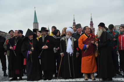 Красная площадь. Церемония возложения цветов к памятнику Кузьме Минину и Дмитрию Пожарскому в День народного единства. На снимке: архиепископ, ординарий Римско-католической архиепархии Божией Матери в Москве Паоло , глава Ново-Нахичеванской и Российской епархии Армянской апостольской церкви Езрас, главный раввин России Берл Лазар, верховный муфтий, председатель Центрального духовного управления мусульман России Талгат Таджуддин и глава Буддийской традиционной сангхи России Дамба Аюшеев (слева направо на первом плане)