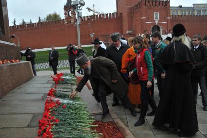 Красная площадь. Церемония возложения цветов к памятнику Кузьме Минину и Дмитрию Пожарскому в День народного единства.