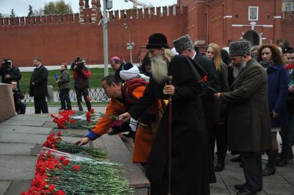 Красная площадь. Церемония возложения цветов к памятнику Кузьме Минину и Дмитрию Пожарскому в День народного единства. На снимке: глава Буддийской традиционной сангхи России Дамба Аюшеев (в центре)